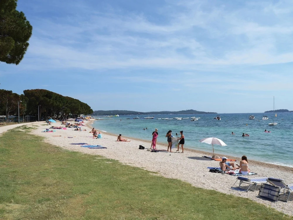 Carefully Furnished Bungalow With 2 Bathrooms, 7km From Pula