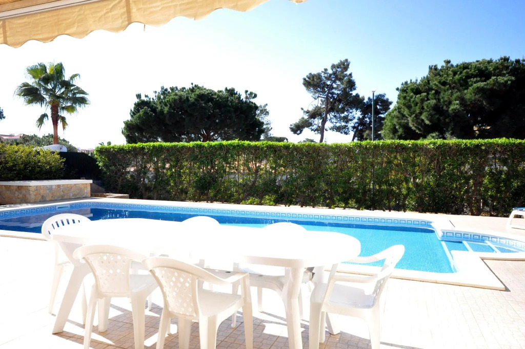 6 Bedrooms, Walking Distance to Amenities, Private Pool, Free AC and Wifi