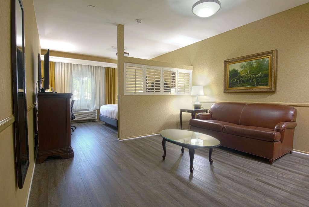 Azure Hotel&Suites Ontario Trademark Collection by Wyndham