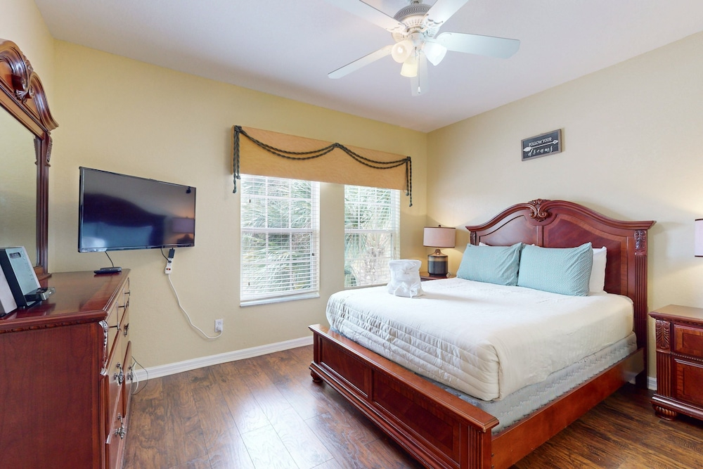 Gated-entry Townhome, With Shared Pool, Central AC, Near Theme Parks