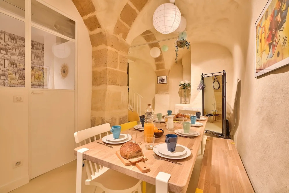 New Stunning 4 Bdrs Apt, With AC – Le Marais