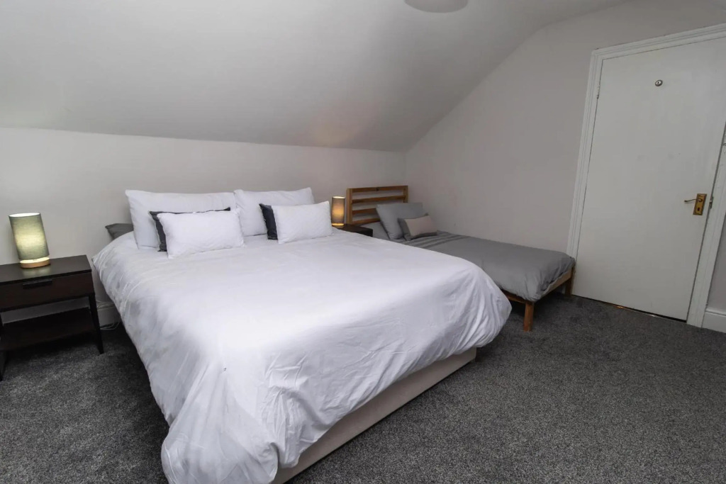 Find "DWELLCOME HOME Ltd" site for 10oo10 assurance from past guests - Huge 4 Bedroom Townhouse with 7 beds, 3 kings, 1 double, 2 singles, double sofa bed 100 Mbps broadband, free parking, Miles better than a hotel