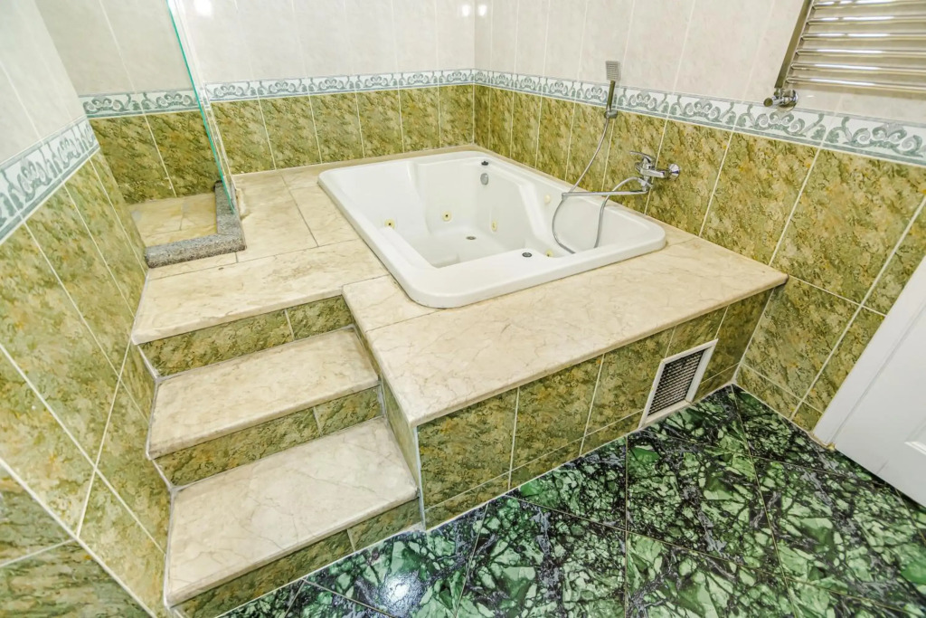 Targovu 5 Room DeLuxe Apartment