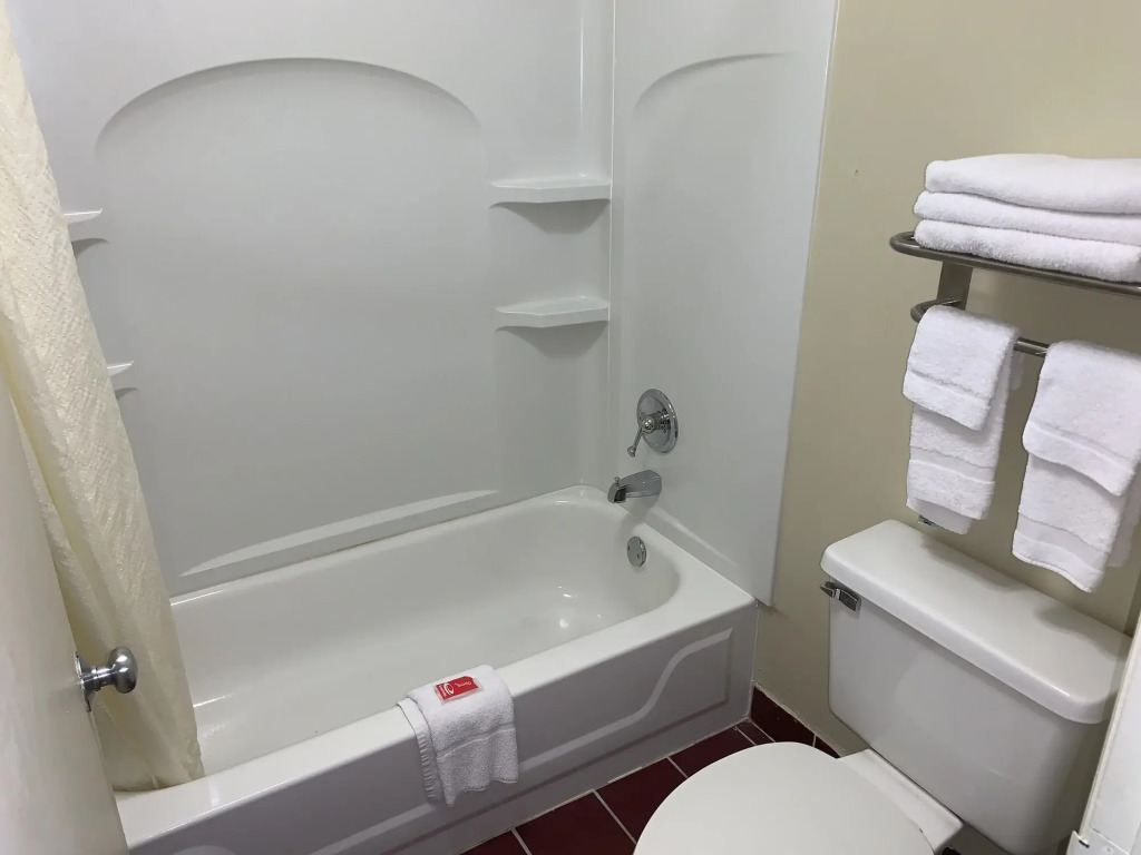 Econo Lodge & Suites Clarksville near Governors Square Mall
