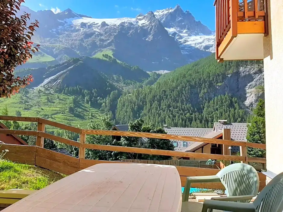 Mountain Lodge in Alps-chez Philippe, Panoramic-Village, Renting, view over Glaciers
