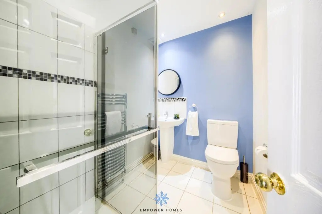 Coventry Large Stylish 4 Bedroom House, Sleeps 8, Private Parking, by EMPOWER HOMES rates incl VAT