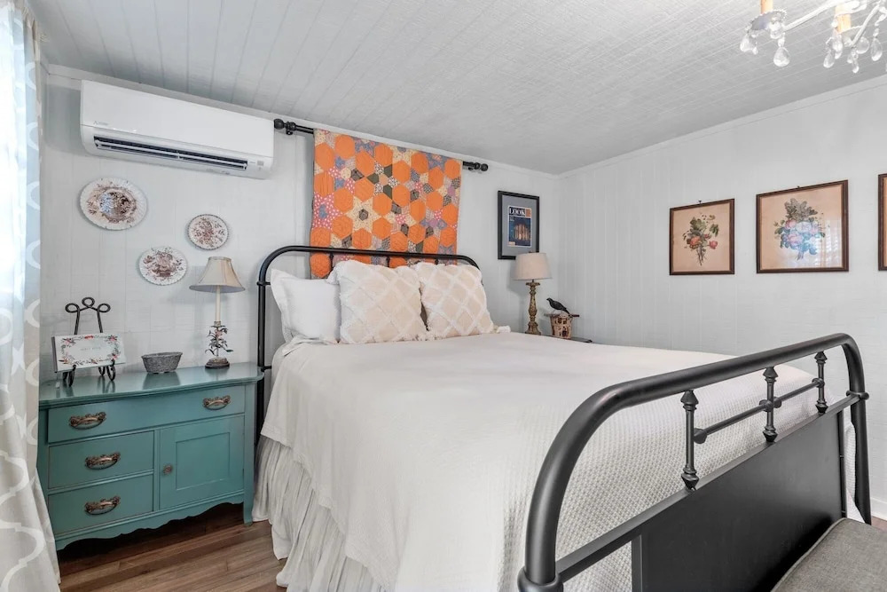 Serendipity 1 Bedroom Cottage by RedAwning