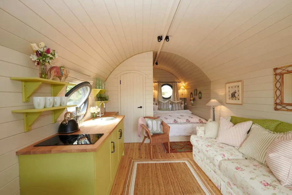 Beautiful Pet-friendly Cabin in Banbury, No Deposit