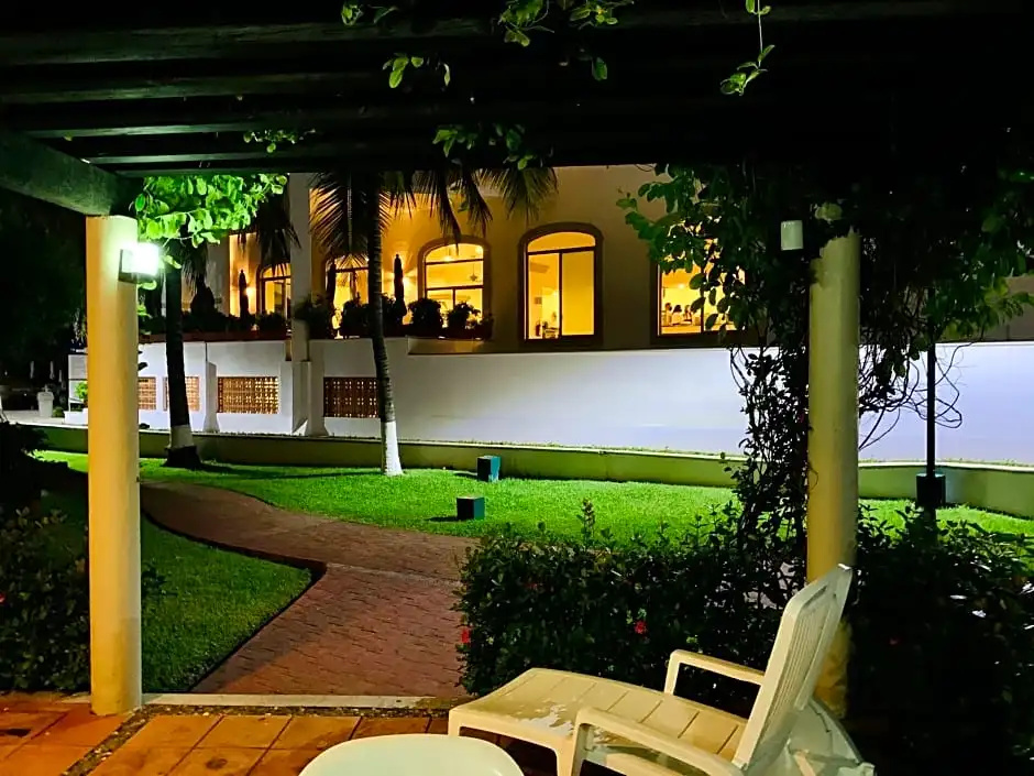 VILLA PARA 5P 4A 1M dentro del Hotel a un lado del Krystal IXTAPA Con Playa WiFi