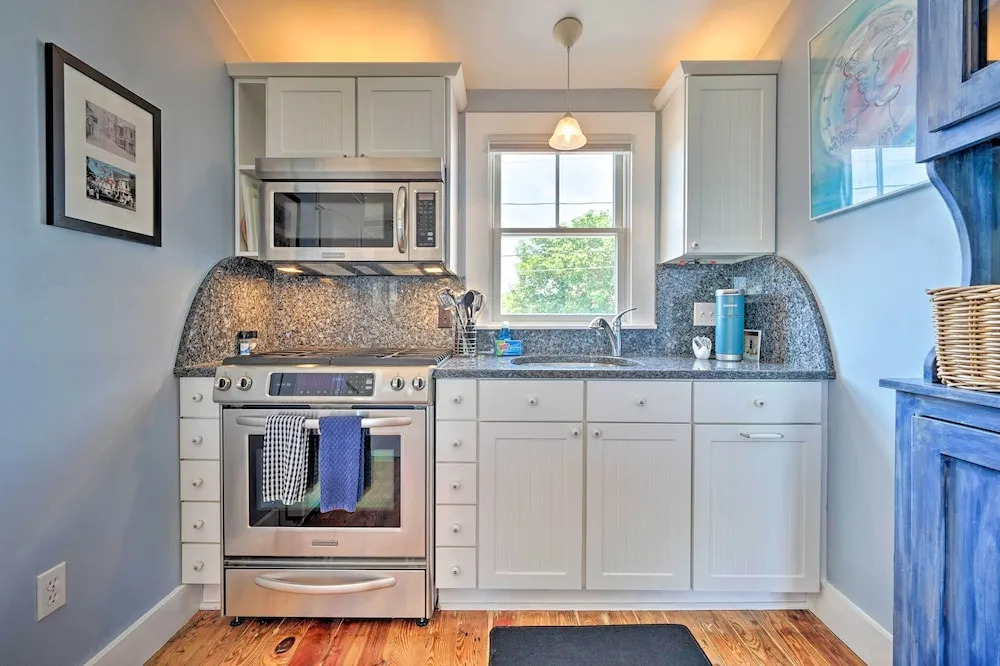 'captain's Quarters' Updated Provincetown Apt
