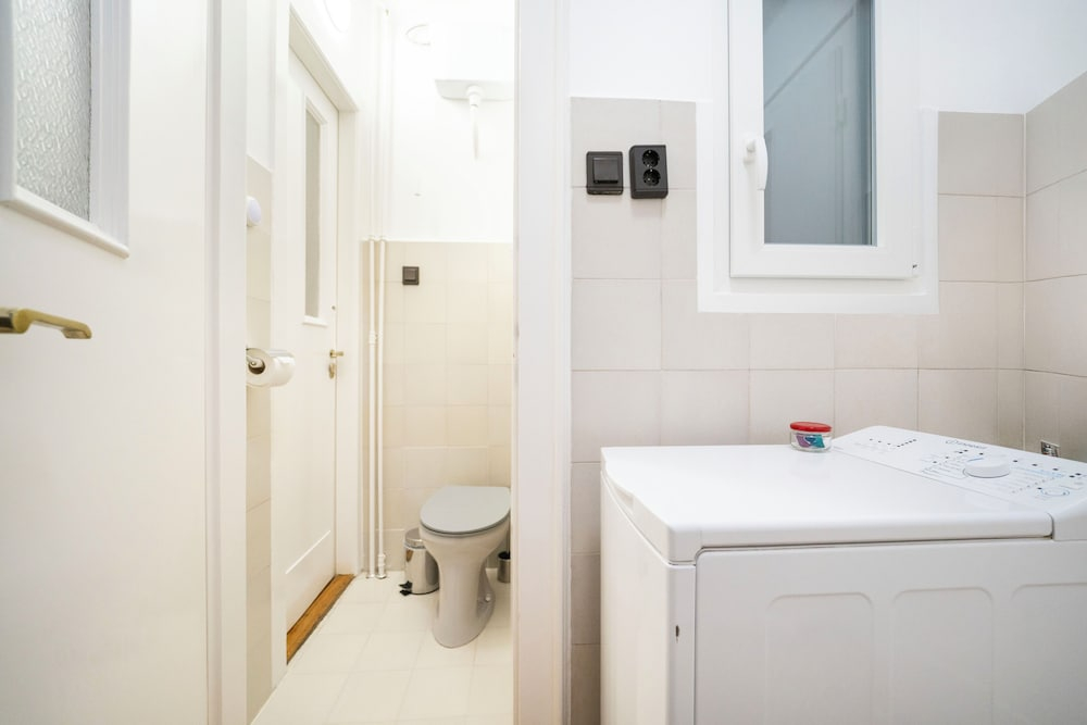 Pozsonyi Suite – 3Br Family Stay | Ac + Balcony