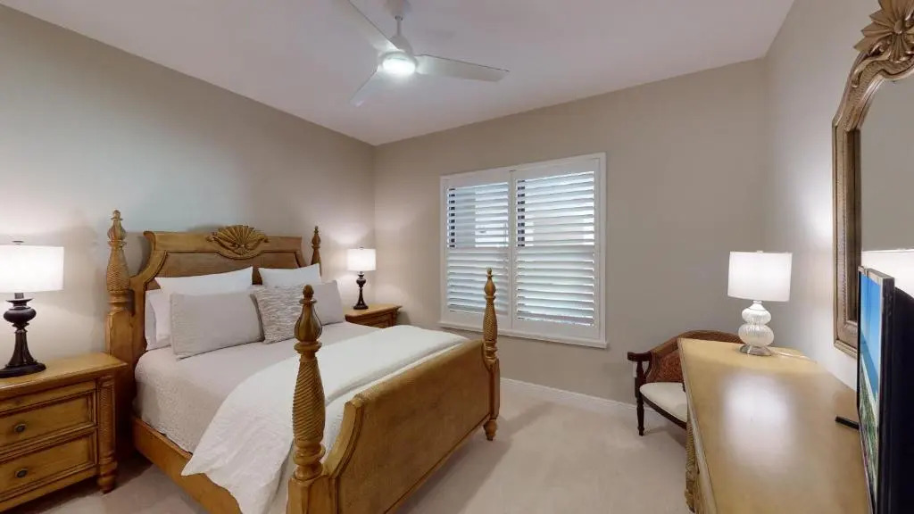 Luxury 3 Bed Condo at Popular Esplanade Overlooking Smokehouse Bay