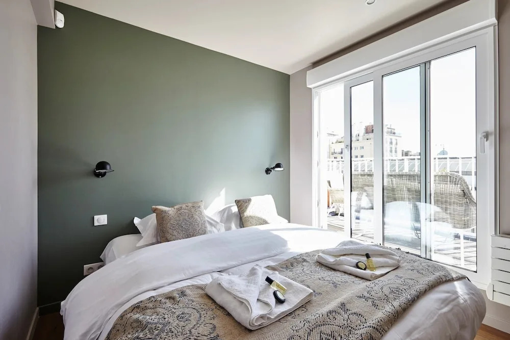 Stunning 2BR Home With Balcony in Batignolles