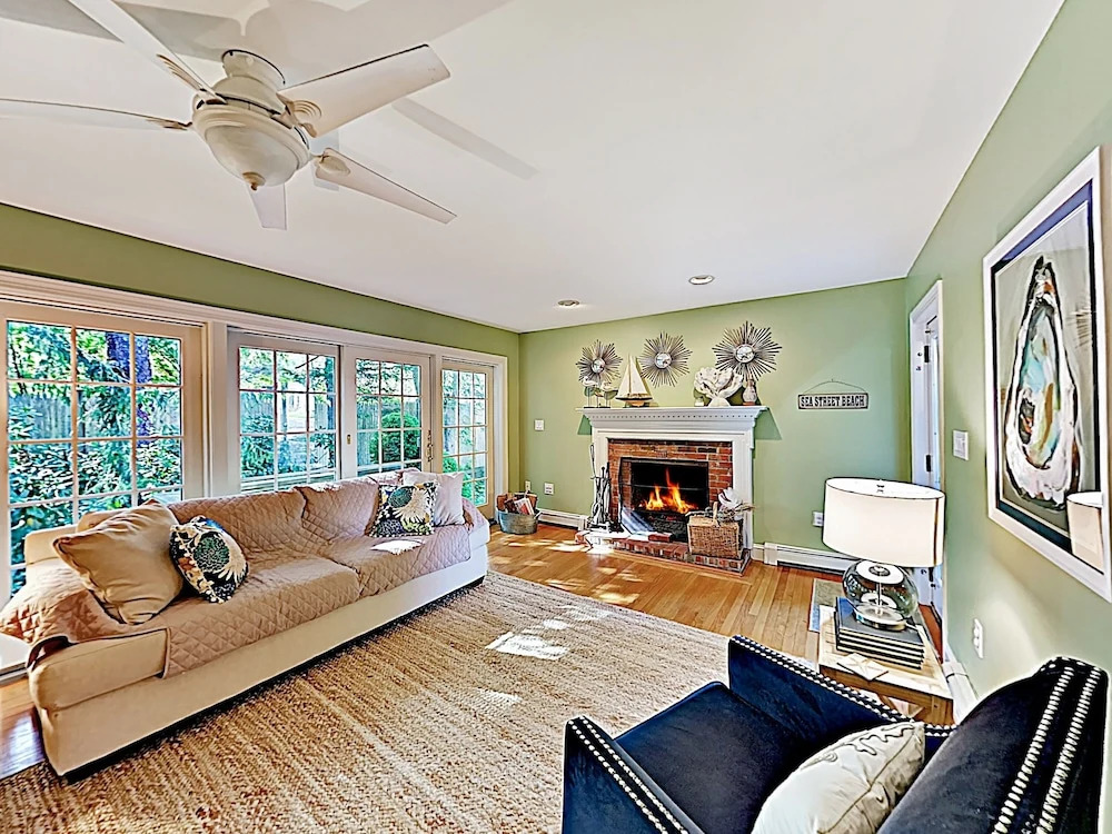 New Listing! Spacious Victorian - Walk To Beach 3 Bedroom Home