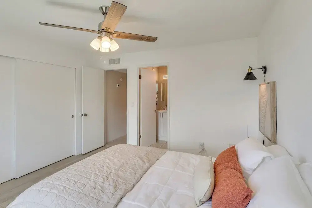 < 2 Mi to London Bridge: Chic Condo w/ Pool Access