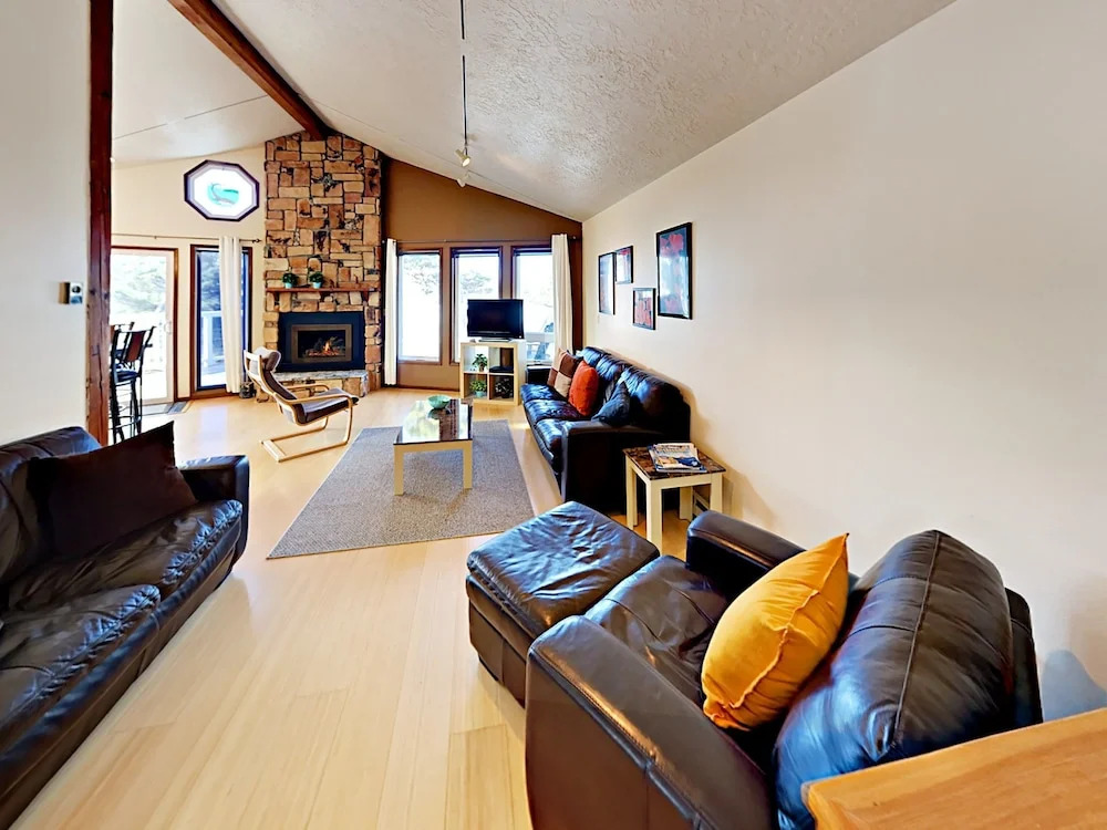 6125 Short Ave House by RedAwning