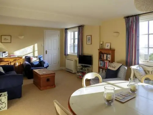 Ogilvie Lodge Apartment