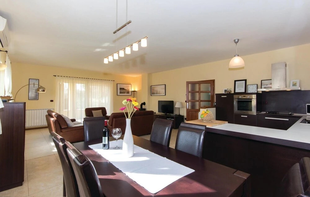 Amazing Home In Liznjan