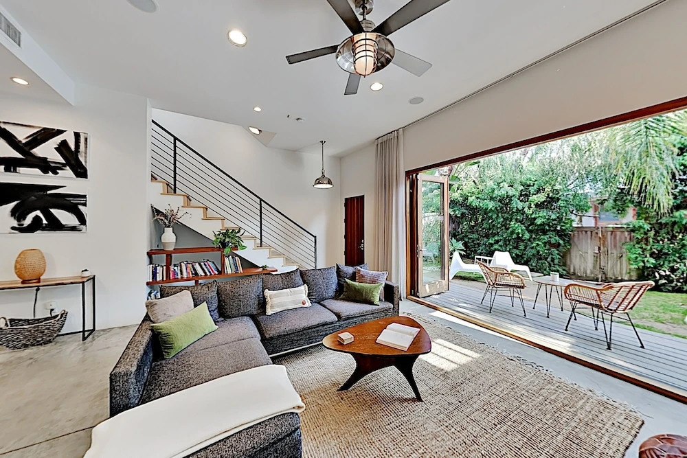 Modern Architectural - Just A Short Walk To Beach 3 Bedroom Home