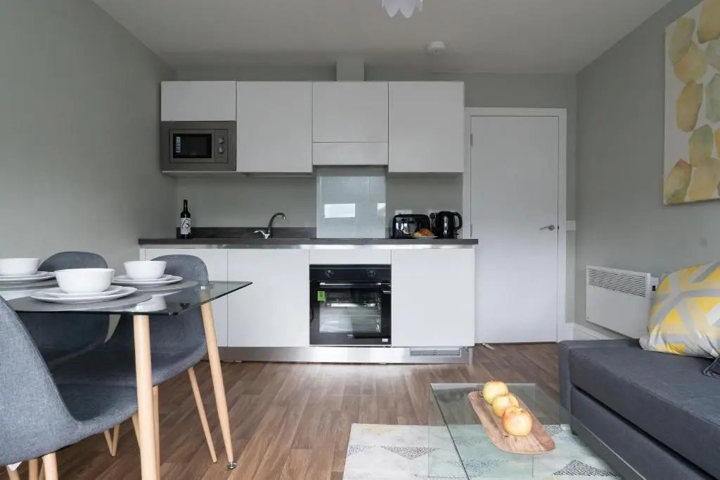 GreenStar Apartments - Short Walk Away Into Dundee City Centre - 6 Individual Properties from 1 to 3 Bedrooms - Short & Long Stay Offers