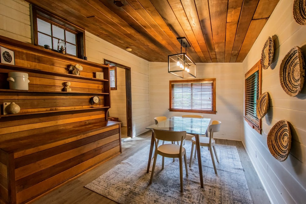 1BR Cottage w Patio Free Tix Near Downtown