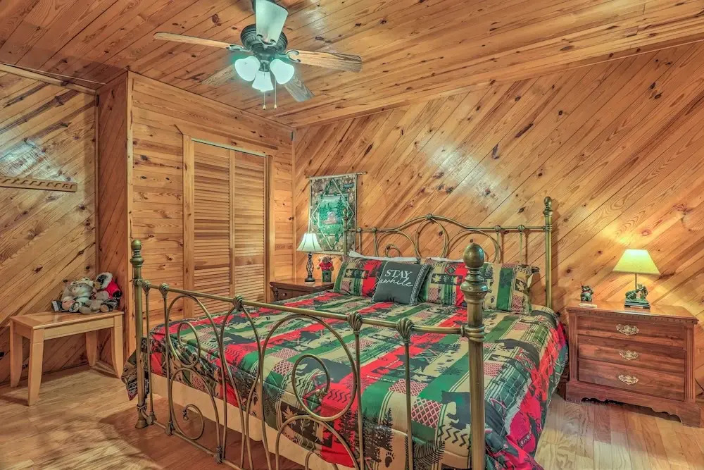 Deck & Private Hot Tub! Maggie Valley Mtn Cabin