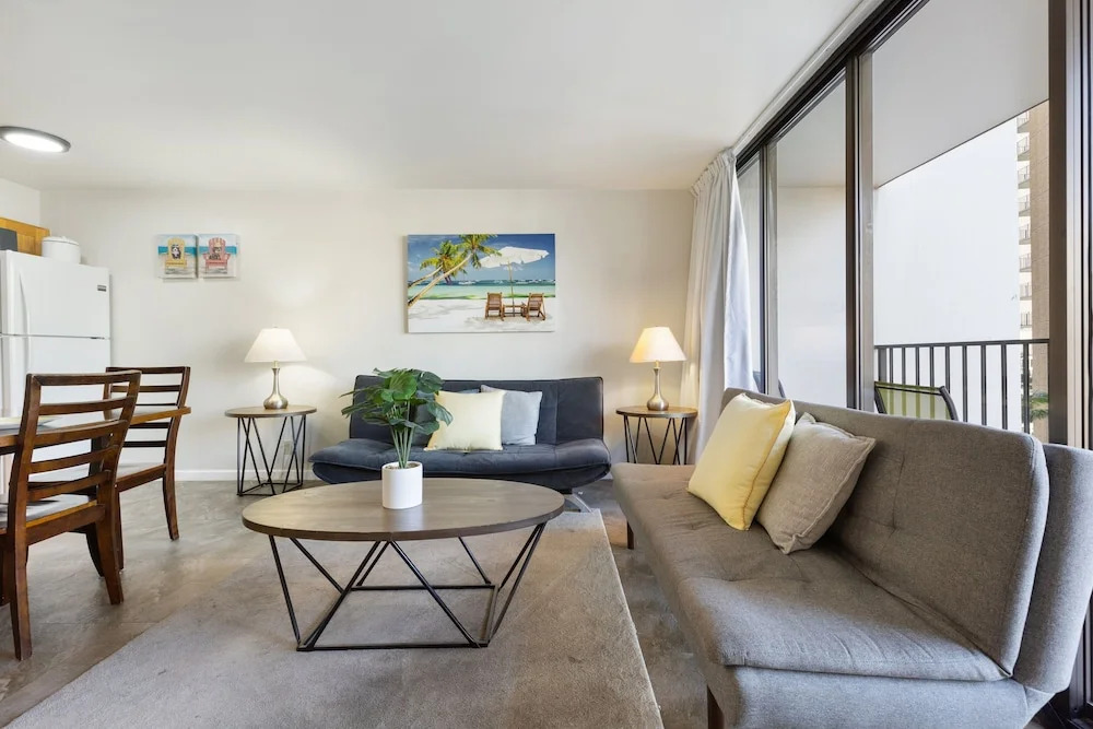 Light & Airy 8th Floor Ocean View Condo with Lanai and FREE Parking!