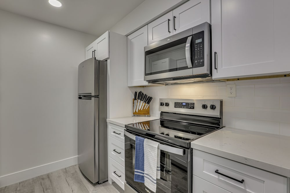 Renovated, Walkable! Old Town Condo w/ Pool Access