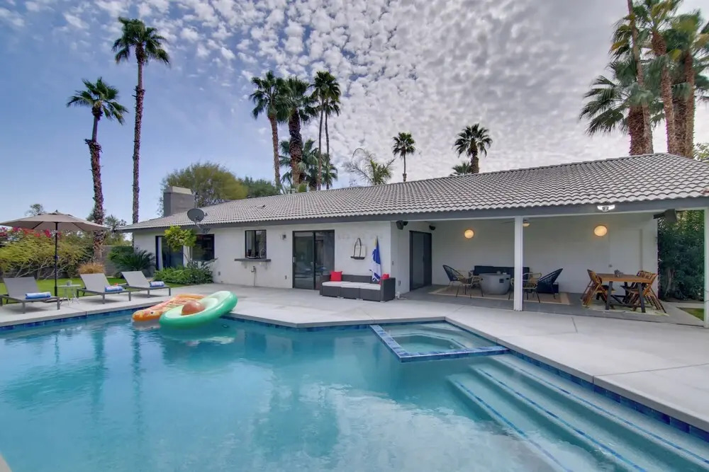 Covered Patio, Pool & Games: Home in Palm Springs