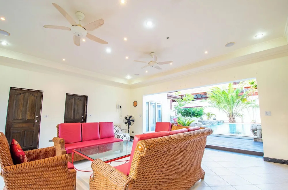 Seaside Villa 3 Pools, 2 mins walk to beach