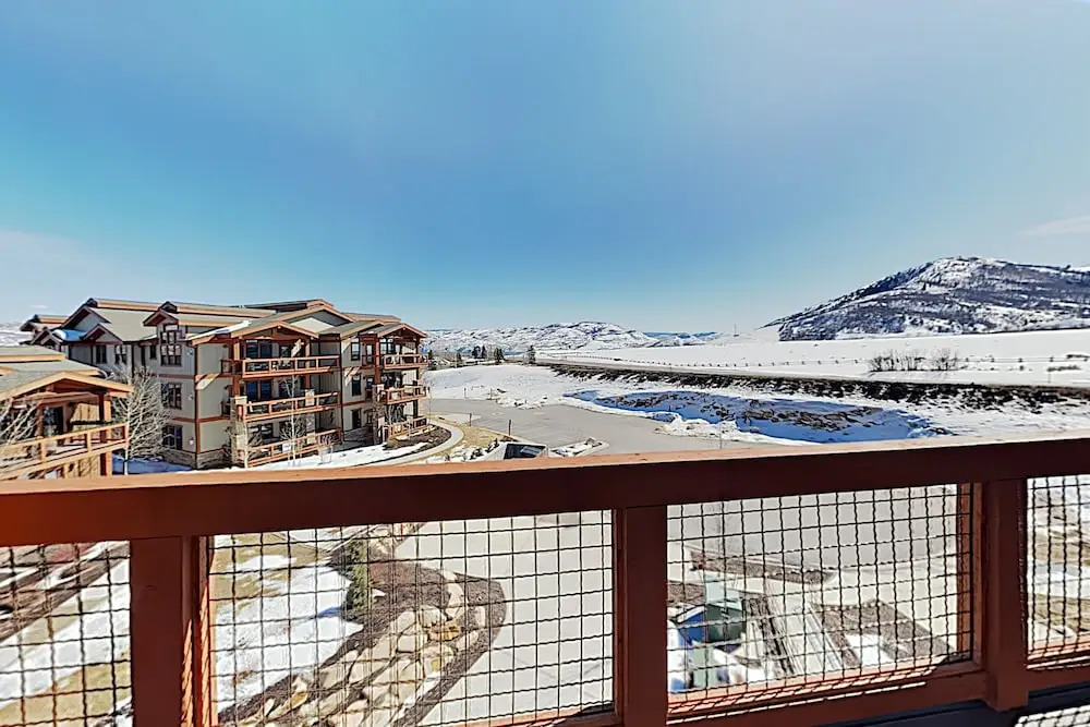 New Listing! Contemporary W/ Lake Views 3 Bedroom Condo