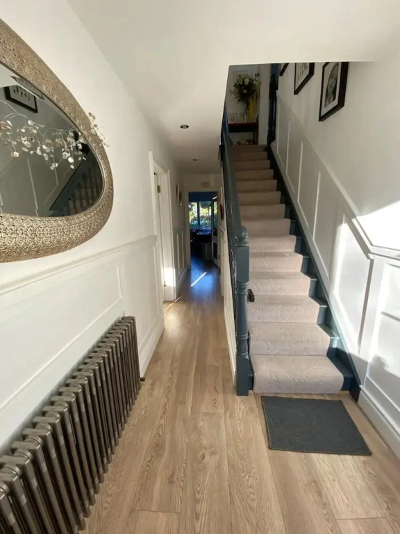 4 Bed House - Sleeps 8 - Pets - Parking - Wifi