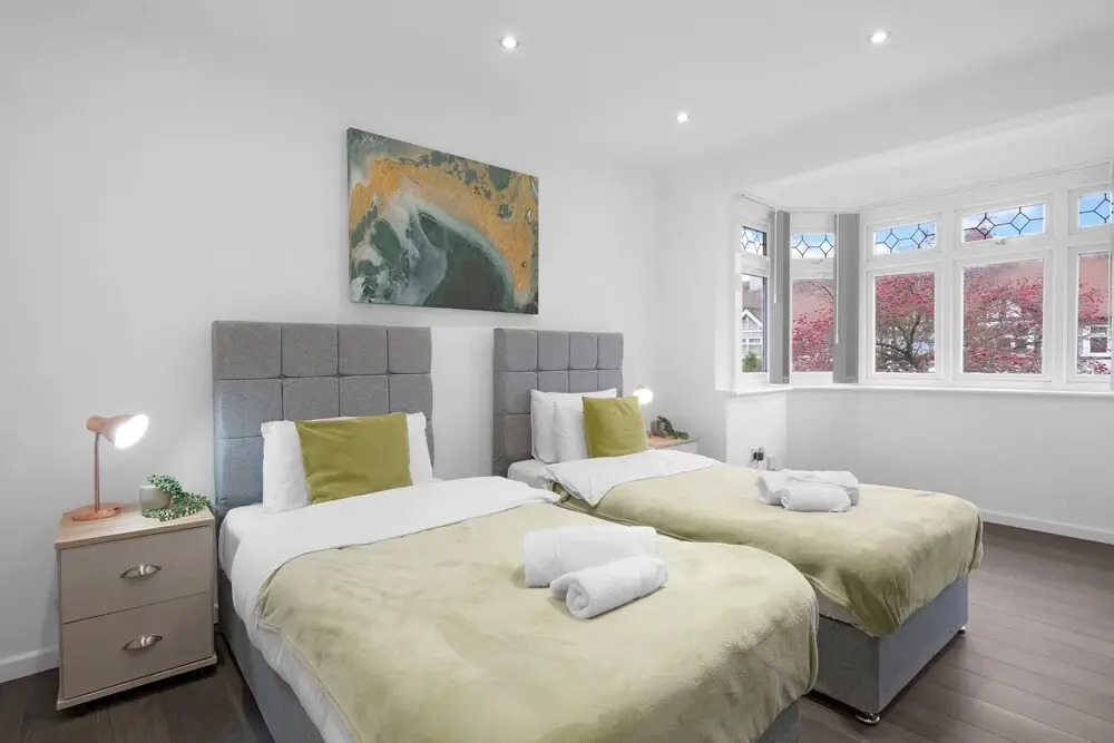 Spacious 5BR 3BA Serviced Hse in Croydon