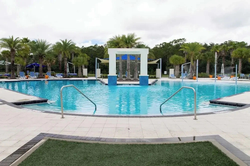 Lakeside Villa With Pool, Cinema & Games Room