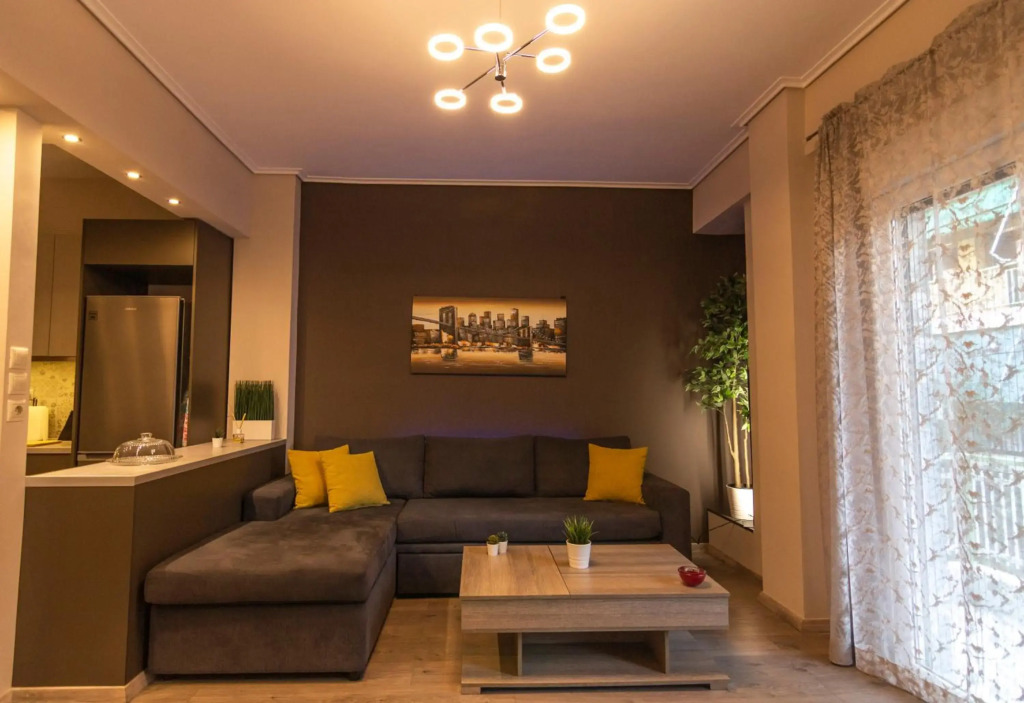Luxury apartment 10’ from the center!
