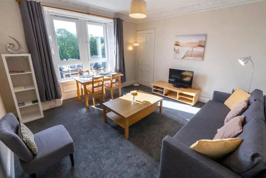 ☆ Bright, 2 Bedroom West End Apartment ☆