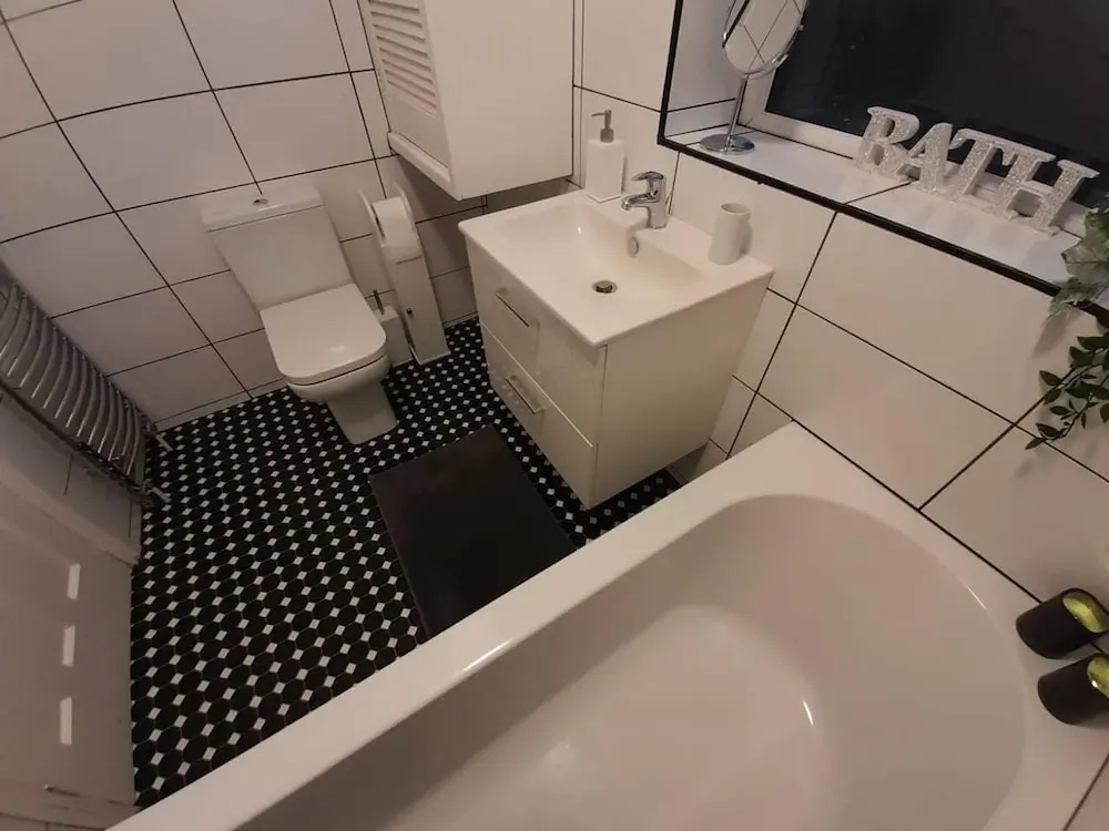 Bright 4-bed House 15 min to Manchester Centre