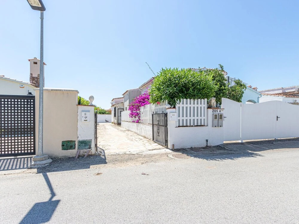 Villa in Empuriabrava With Private Pool & Mooring