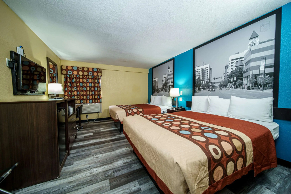 Super 8 by Wyndham Wichita Airport West Kellogg