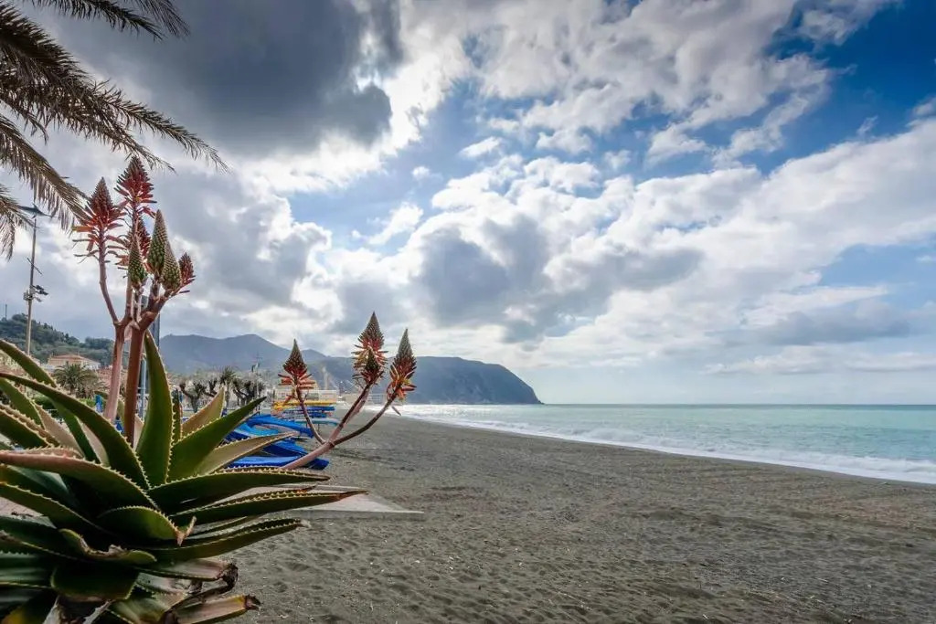 ALTIDO Lovely Apt for 4, with SeaView Moments from Beach