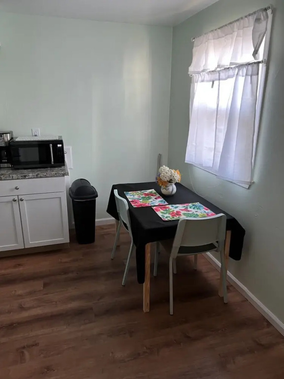 Boat House Ground Floor #2 - 1 Br Waterfront, Wifi 1 Bedroom Apts by RedAwning