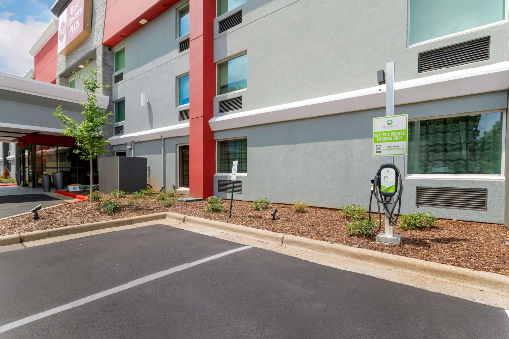 Best Western Plus Cleveland Inn & Suites