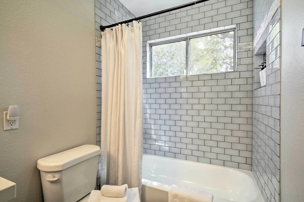 Pool, Putting Green & Furnished Patio: Phoenix Gem