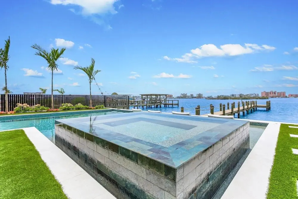 793 Shoreline Estate: 6bd/6br, Luxurious Pool Home On The Water! 6 Bedroom Home