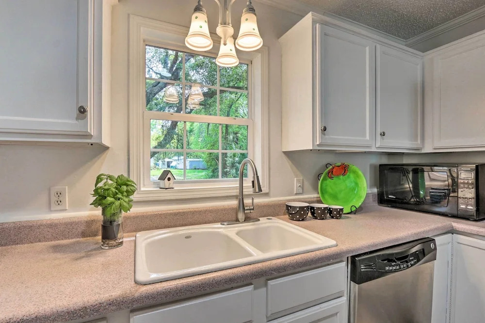 Patio & Gas Grill: Charming Bluffton Escape!