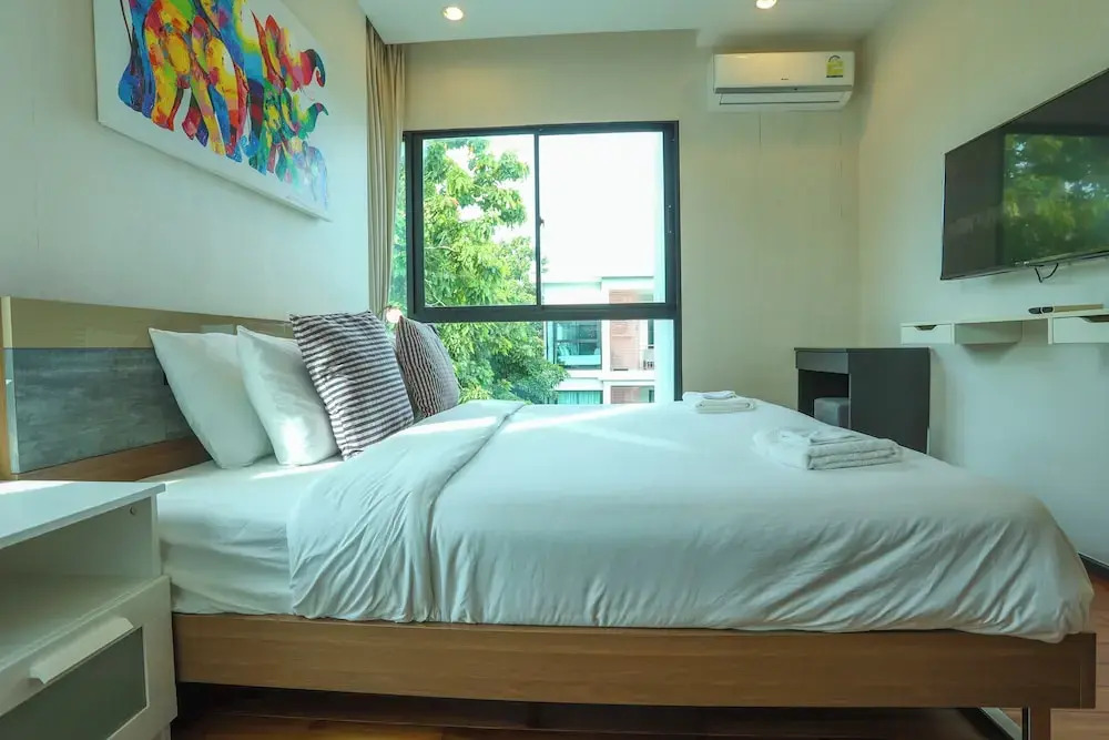 Chic Condo Just 100m from the Shore c130