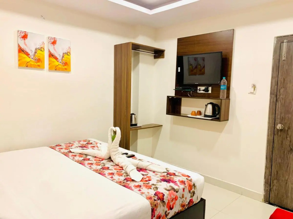 Hotel oak by Mega Groups