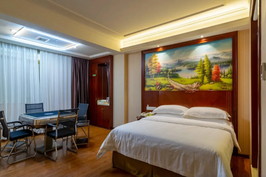 Vienna Hotel (Huizhou Zhonghai Waterfront City Branch