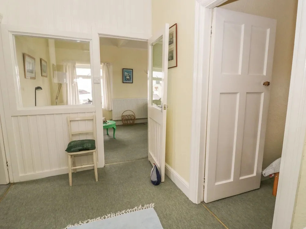 BRYN GORS-3 BED-FIRST FLOOR APT- YARDS FROM BEACH