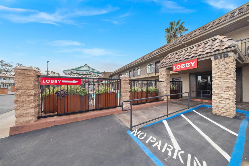 Econo Lodge Inn & Suites Escondido Downtown